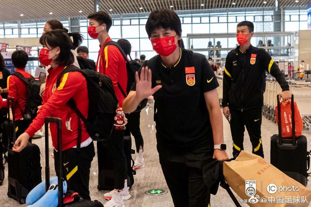 说着，萧初然又道：哦对了老公，若琳的表哥一会也过来，介绍你们认识一下，她表哥好像要在金陵待上整整一年。